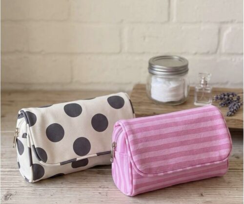 Beauty bag with mirror